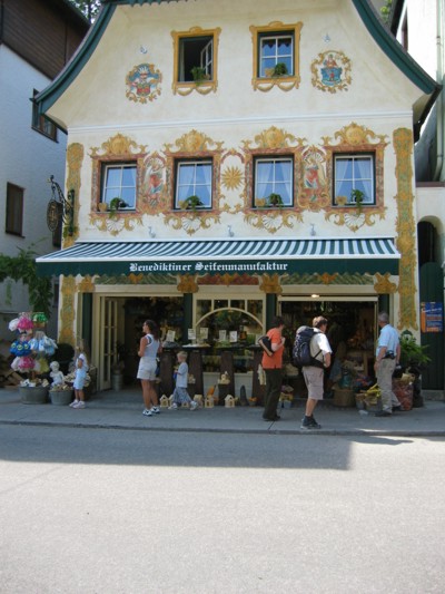 Das Geschäft der Benediktiner Seifenmanufaktur in St. Wolfgang, 2003 © Heinz Ramacher Das Geschäft der Benediktiner Seifenmanufaktur in St. Wolfgang