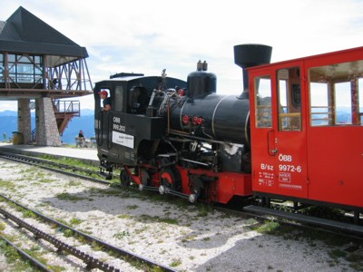 Die Schafbergbahn am Bergbahnhof, 2004 © Heinz Ramacher Die Schafbergbahn