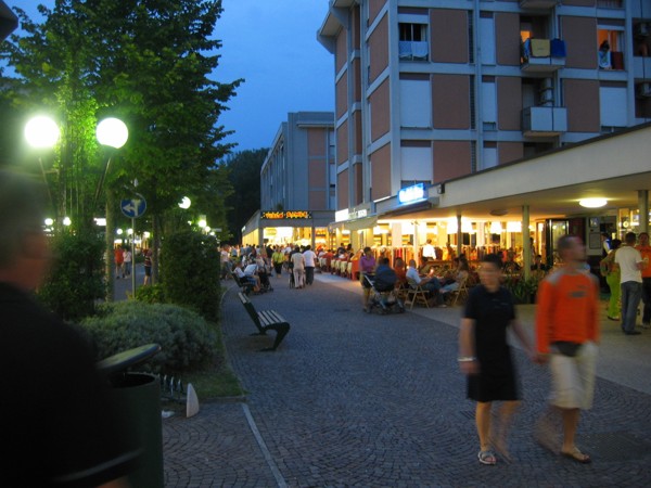 Abends in Bibione, 2005 © Heinz Ramacher Die Flaniermeile in Bibione