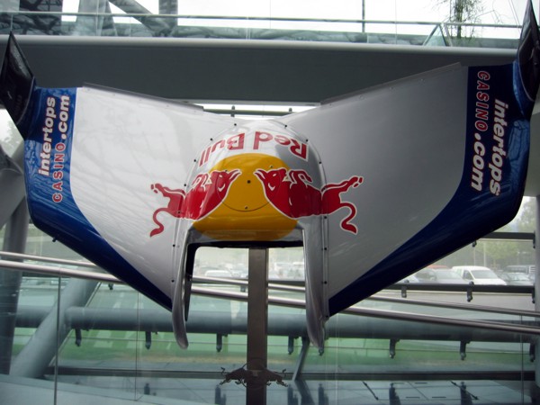Flügel zur Kanalüberquerung, 2005 © Heinz Ramacher Felix Baumgartners Flügel