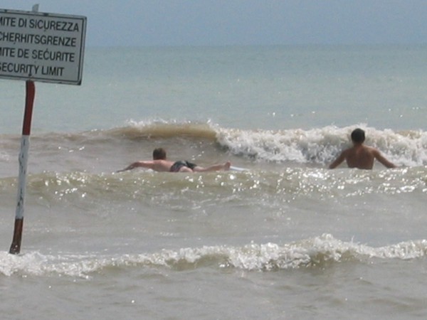 Surfen in Bibione, 2005 © Heinz Ramacher Wellenreiten in der Adria