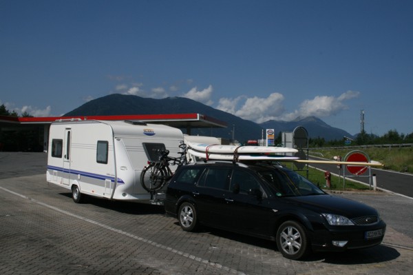 Auf dem Weg nach Italien, 2008 © Heinz Ramacher Der Hobby hinter dem Mondeo
