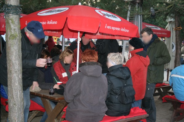 Glühweinbude an der Seebrücke, 2009 © Heinz Ramacher Aufwärmen an der Glühweinbude