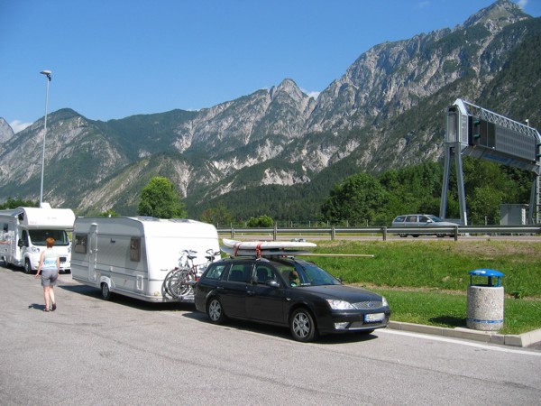 Auf dem Weg nach Italien, 2009 © Heinz Ramacher Der LMC hinter dem Mondeo