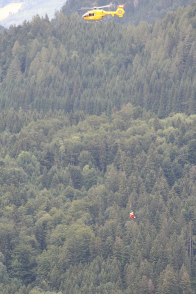 ÖAMTC HUbschrauber im Einsatz, 2009 © Heinz Ramacher Hubschrauber rettet Verletzte