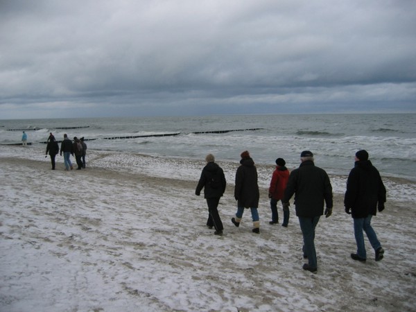 Ostseestrand im Winter, 2009 © Heinz Ramacher Strandspaziergang
