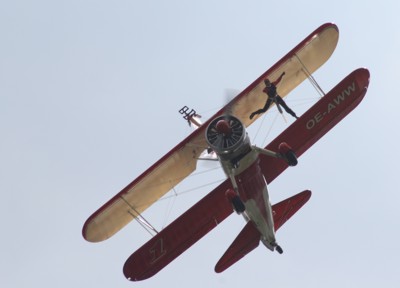 Kunsturnen auf einem fliegenden Flugzeug © Heinz Ramacher Sport in luftiger Höhe