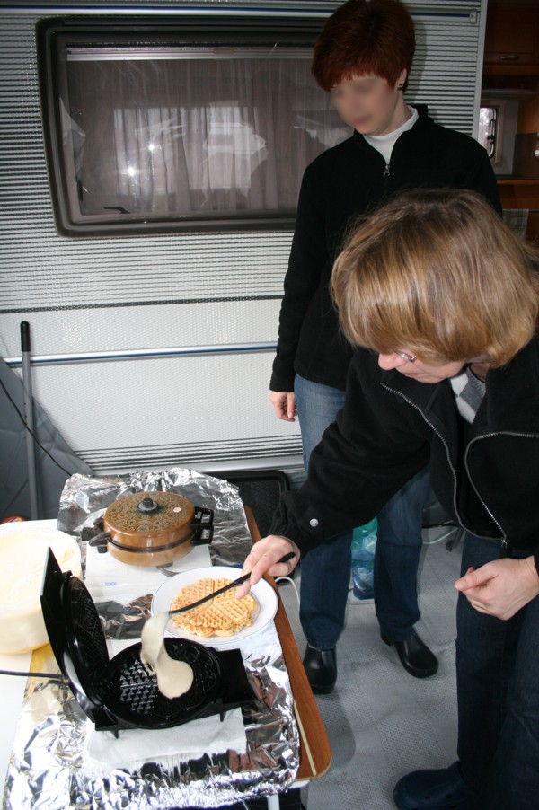 Lecker Waffeln, 2009 © Heinz Ramacher Waffelbacken an der Partymeile
