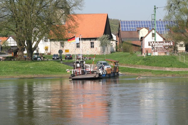 eine Fhre ber die Weser in der Nhe von Bad Karlshafen