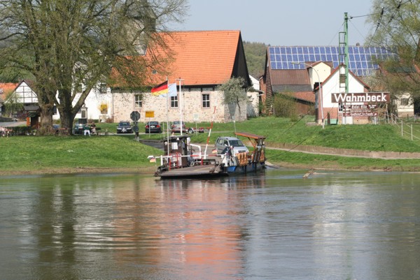 Eine Fähre über die Weser, 2009 © Heinz Ramacher eine Fähre über die Weser in der Nähe von Bad Karlshafen