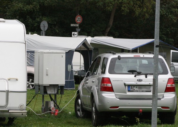 Man sollte bei Regen das Fenster vom Auto schliessen,2010 © Heinz Ramacher Auto trocknen mit Heizlüfter