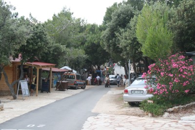 Flaniermeile auf den Campingplatz Simuni, 2010 © Heinz Ramacher Flaniermeile auf den Campingplatz Simuni