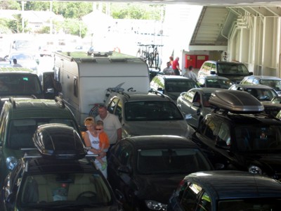 Die Fähre ist voll, 2010 © Heinz Ramacher Auf der Fähre