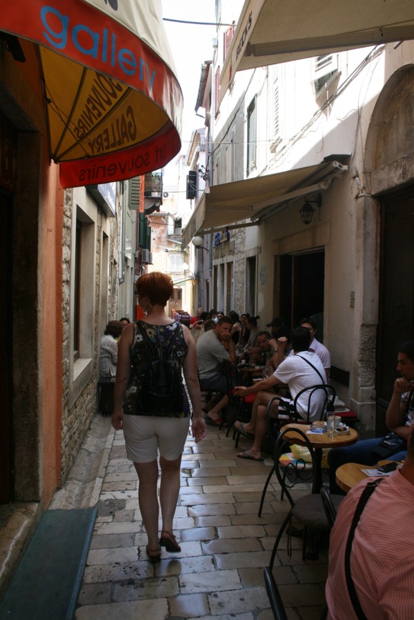 Enge Gassen in Zadar, 2010 © Heinz Ramacher Enge Gassen mit Cafe