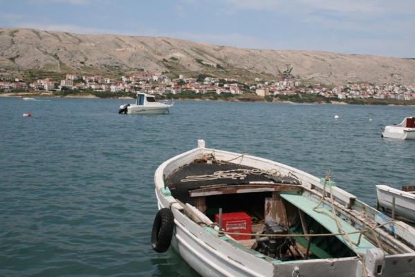 Altes Boot im Hafen von Pag, 2010 © Heinz Ramacher Altes Boot im Hafen von Pag