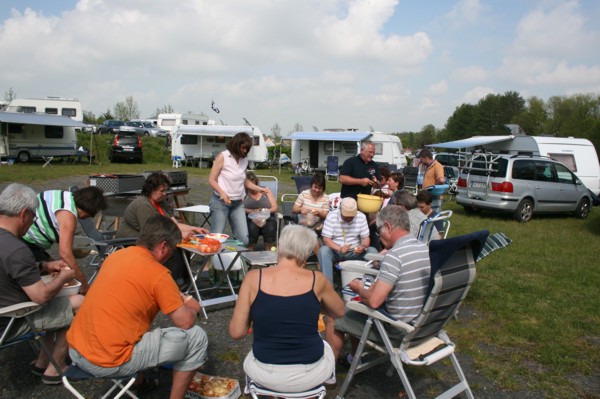 Großes Kartoffelschälen beim Wocamp Treffen 2010, 2010 © Heinz Ramacher Kartoffelschälen Wocamp Treffen 2010