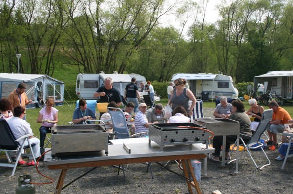 Großes Kartoffelschälen beim Wocamp Treffen 2010, 2010 © Heinz Ramacher Kartoffelschälen Wocamp Treffen 2010