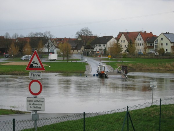 Mainfähre bei Escherndorf, 2010 © Heinz Ramacher Mit Blick auf die Mainfähre