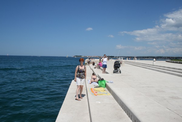 Durch die Wellenbewegung erzeugt die Meeresorgel Töne, 2010 © Heinz Ramacher Meeresorgel an der Uferpromenade in Zadar
