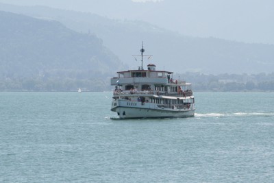 Schiff auf dem Bodensee vor der Hafeneinfahrt von Lindau, 2010 © Heinz Ramacher Schiff auf dem Bodensee
