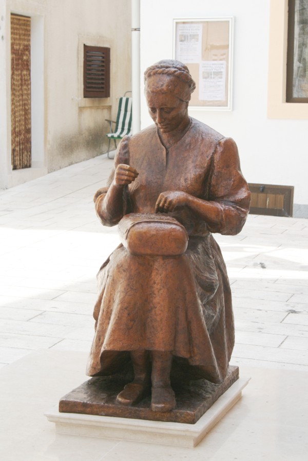 Skulptur- Klöppeln von Deckchen auf Pag, 2010 © Heinz Ramacher Skulptur einer Deckchen klöppelnden Frau