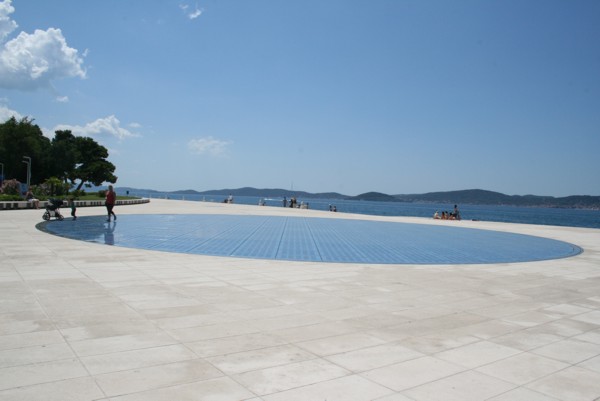 Sonnensytsem in Solarpaltten an der Uferpromenade in Zadar, 2010 © Heinz Ramacher Sonnensystem in Zadar