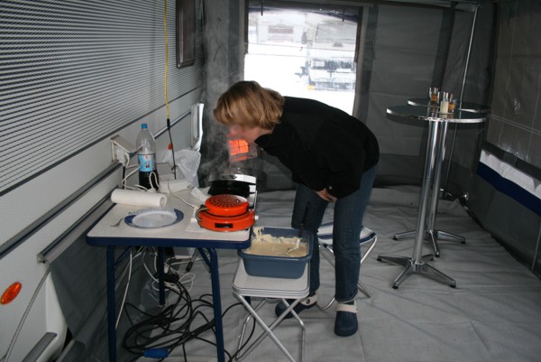 Lecker Waffeln, 2010 © Heinz Ramacher Waffelbacken an der Partymeile