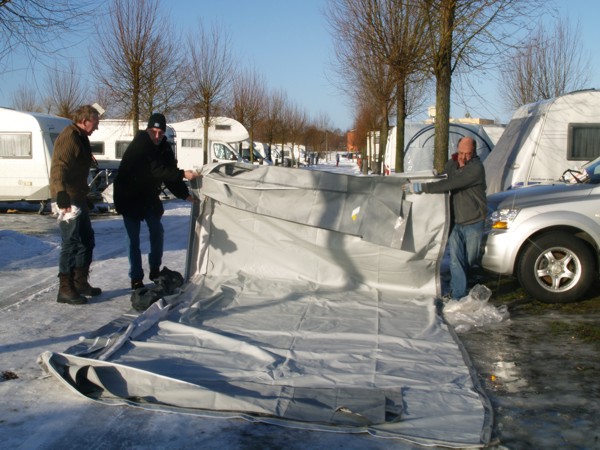 Zelt einpacken, 2010 © Heinz Ramacher Zelt einpacken