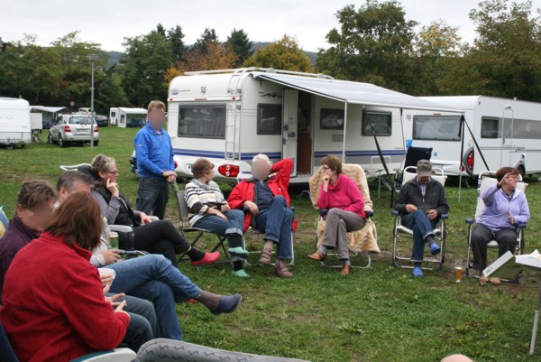 Warten auf die Weinprobe,2010 © Heinz Ramacher Gemüliches Zusammensitzen