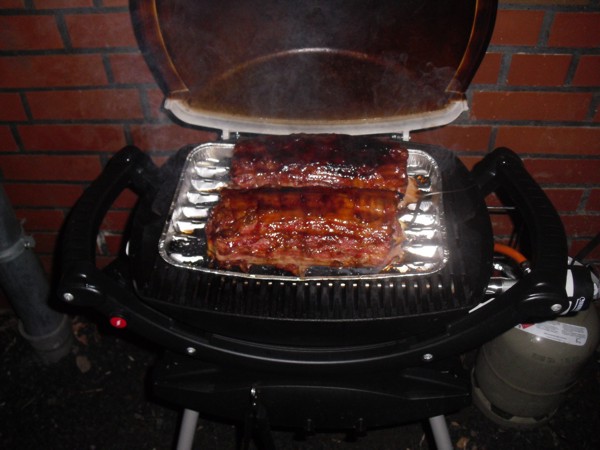 André bereitet 2 Bacon-Bombs auf dem Weber Grill, 2011 © AK? André bereitet 2 Bacon-Bombs auf dem Weber Grill