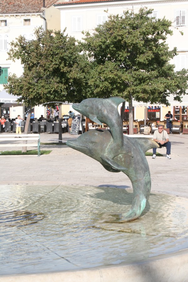 Der Delphinbrunnen in Mali Losinj, 2011 © Heinz Ramacher Der Delphinbrunnen in Mali Losinj