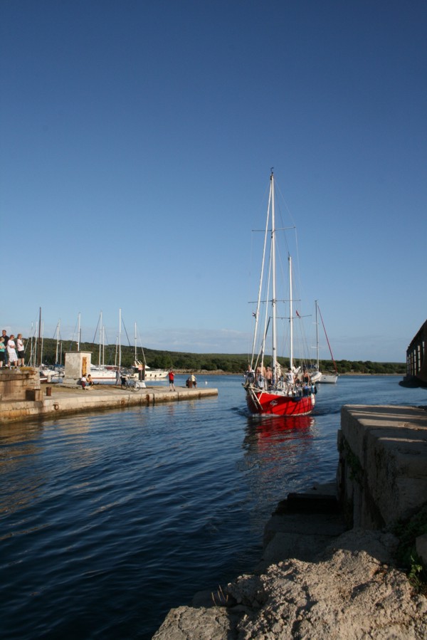 Segelboot im Kanal von Osor, 2011 © Heinz Ramacher Segelboot im Kanal von Osor
