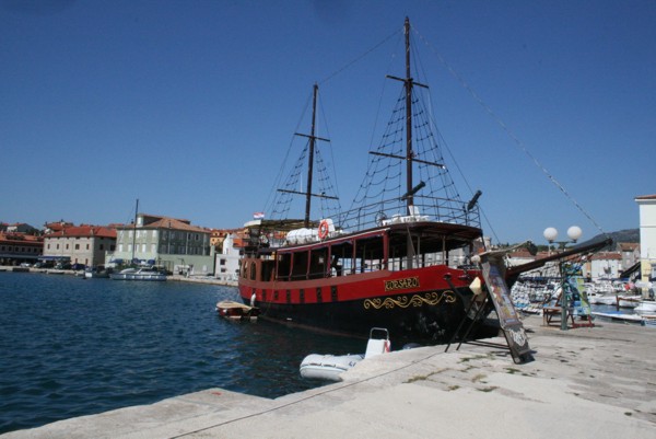 Ausflugsschiff Kosaro im Hafen von Cres, 2011 © Heinz Ramacher Die Kosaro im Hafen von Cres