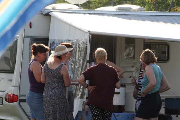 Damenrunde auf dem Campingplatz-Mainschleife in Escherndorf, 2011 © Heinz Ramacher Auf dem Campingplatz Mainschleife Escherndorf