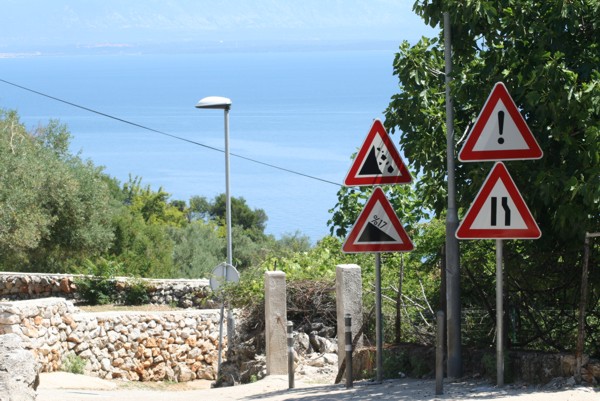Hier gehts runter zum Campingplatz, 2011 © Heinz Ramacher Starkes Gefälle in Beli