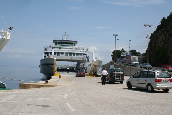 Beladen der Fähre für die Rückfahrt, 2011 © Heinz Ramacher Fähre im Hafen von Merag