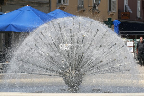 Der Springbrunnen im Hafen von Cres, 2011 © Heinz Ramacher Der Springbrunnen im Hafen von Cres