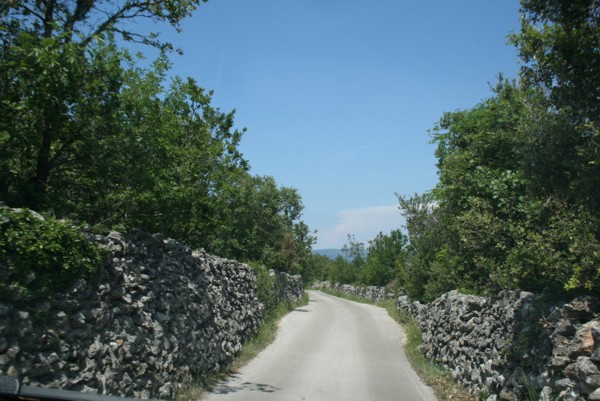 Schmale Strasse nach Lubenice, 2011 © Heinz Ramacher Schmale Strasse nach Lubenice