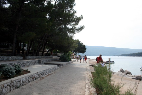 Der Uferweg von Kovacine nach Cres, 2011 © Heinz Ramacher Der Uferweg von Kovacine nach Cres