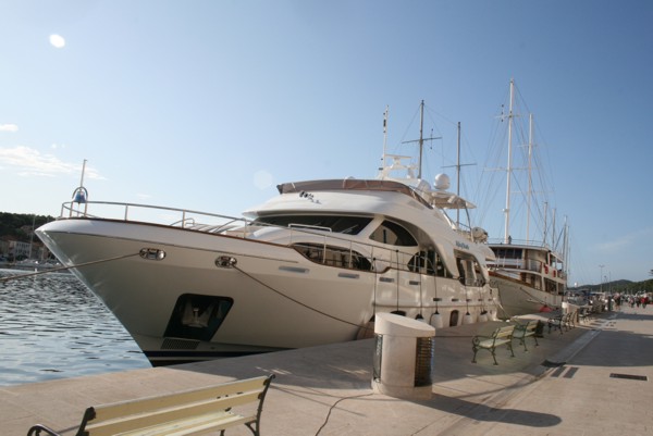 Yacht im Hafen von Mali-Losinj, 2011 © Heinz Ramacher Yacht im Hafen von Mali-Losinj