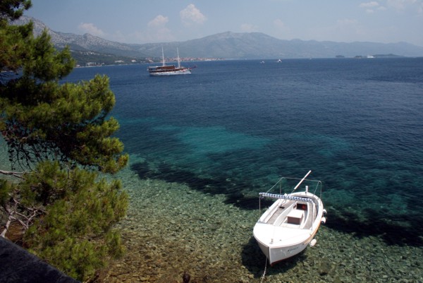 Boot in kristallklarem Wasser vor Korcula, 2012 © Heinz Ramacher Boot in kristallklarem Wasser vor Korcula