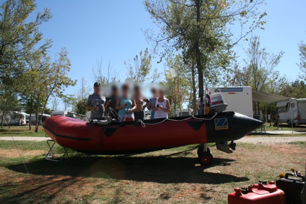 Taufe der Gummiyacht, 2012 © Heinz Ramacher Bei der Bootstaufe
