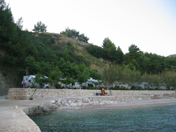 steil geht es vom Strand zum Stellplatz auf Camping Nevio, 2012 © Heinz Ramacher Der Strand vor Camping Nevio