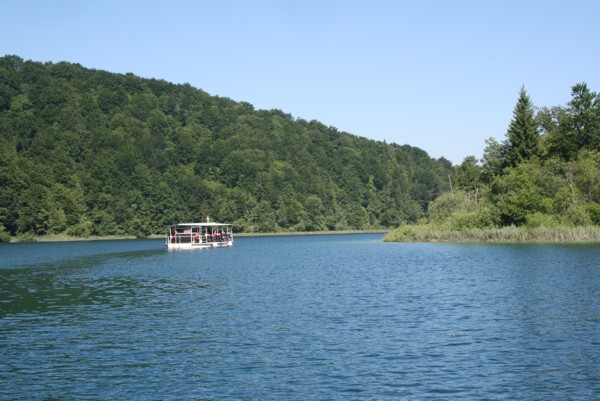 Elektroboot auf dem Plitvicer See, 2012 © Heinz Ramacher Elektroboot auf dem See im Nationalpark Plitvice