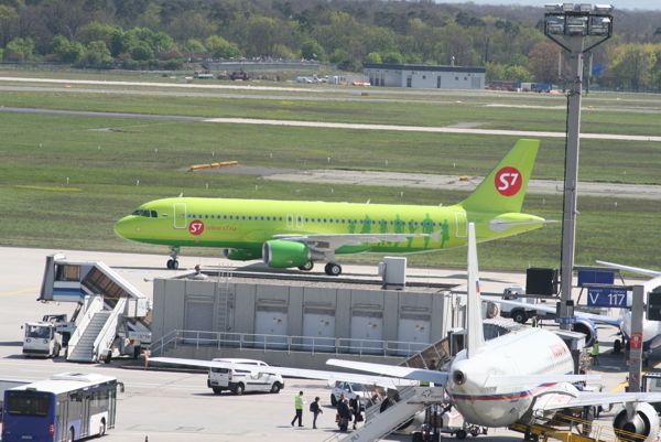 Ein grner Airbus A320 von S7 auf dem Flughafen Franfurt