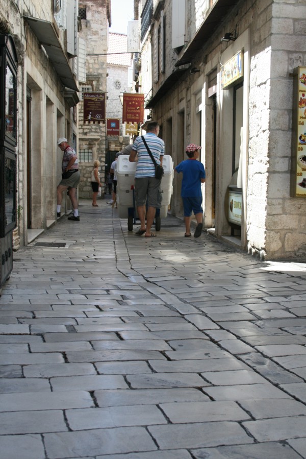 Glattes Steinpflaster in Trogir, 2012 © Heinz Ramacher Glattes Steinpflaster in Trogir
