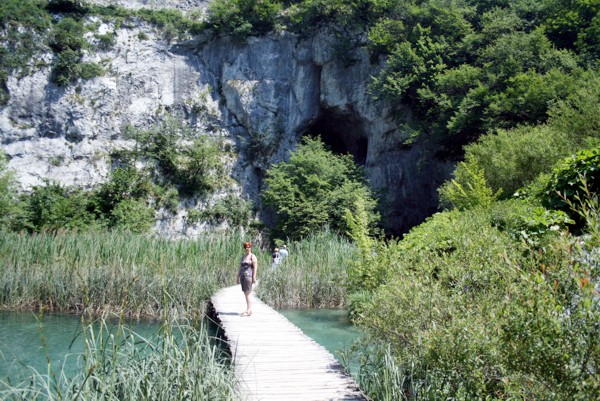 Vor der Winnetouhöhle, Nationalpark Plitvice, 2012 © Heinz Ramacher Vor der Winnetouhöhle, Nationalpark Plitvice