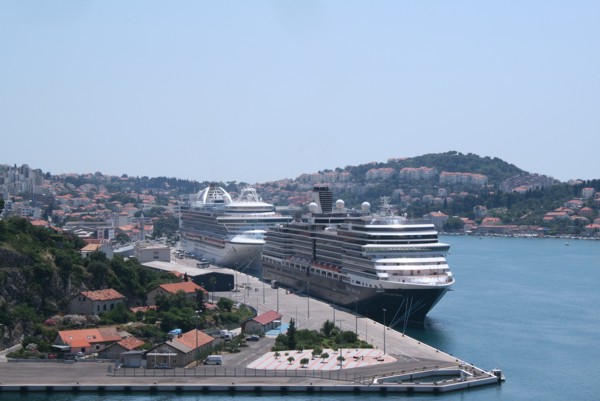 Kreuzfahrtschiffe im neuen Hafen von Dubrovnik, 2012 © Heinz Ramacher Kreuzfahrtschiffe im neuen Hafen von Dubrovnik