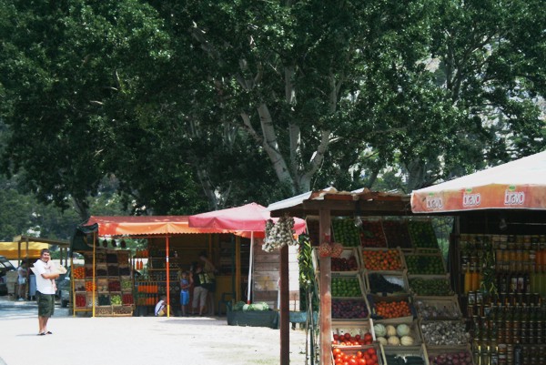 Obststände im Neretva-Delta, 2012 © Heinz Ramacher  Obststände im Neretva-Delta