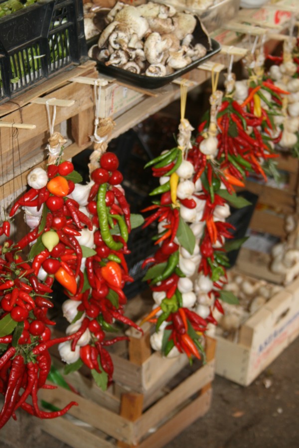 Ein Peperonistand auf dem Markt von Pula